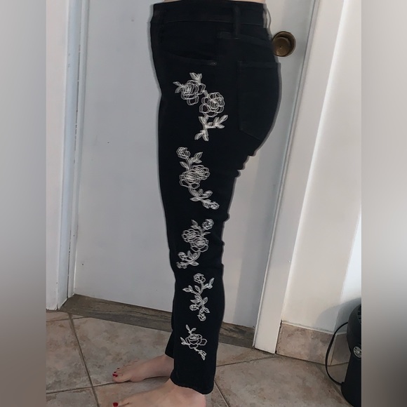Levi’s women’s charcoal black embroidered flowers 721 high rise skinny 30 - Picture 3 of 15